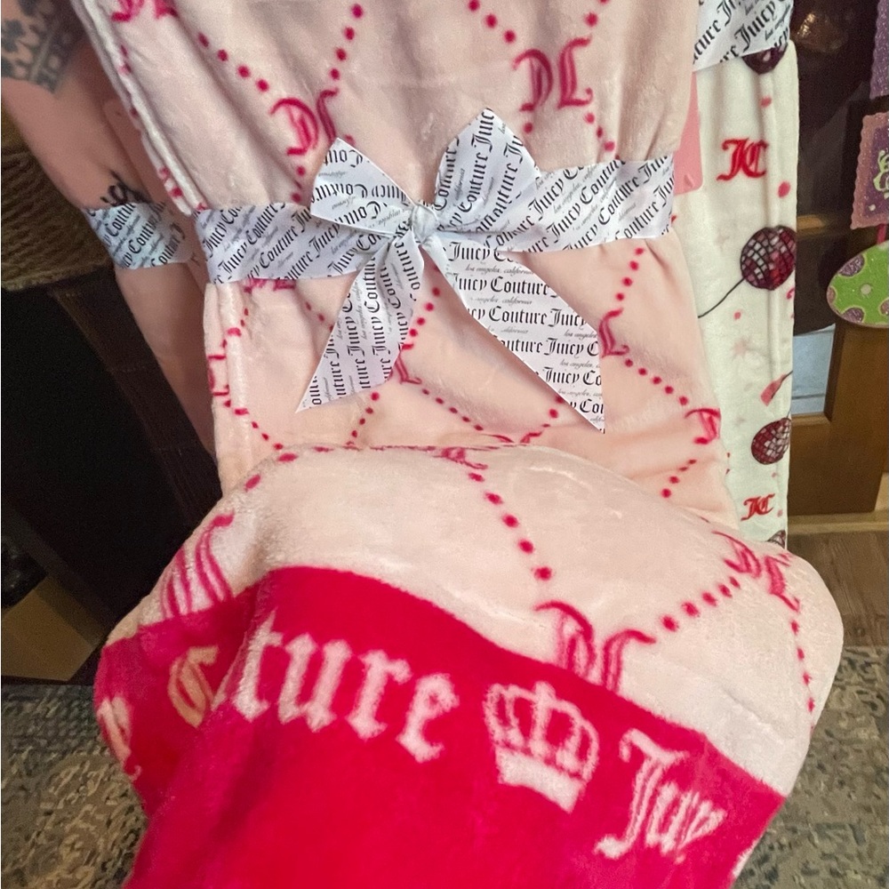 Juicy Couture Pink Plush Throw NWT - Picture 4 of 5